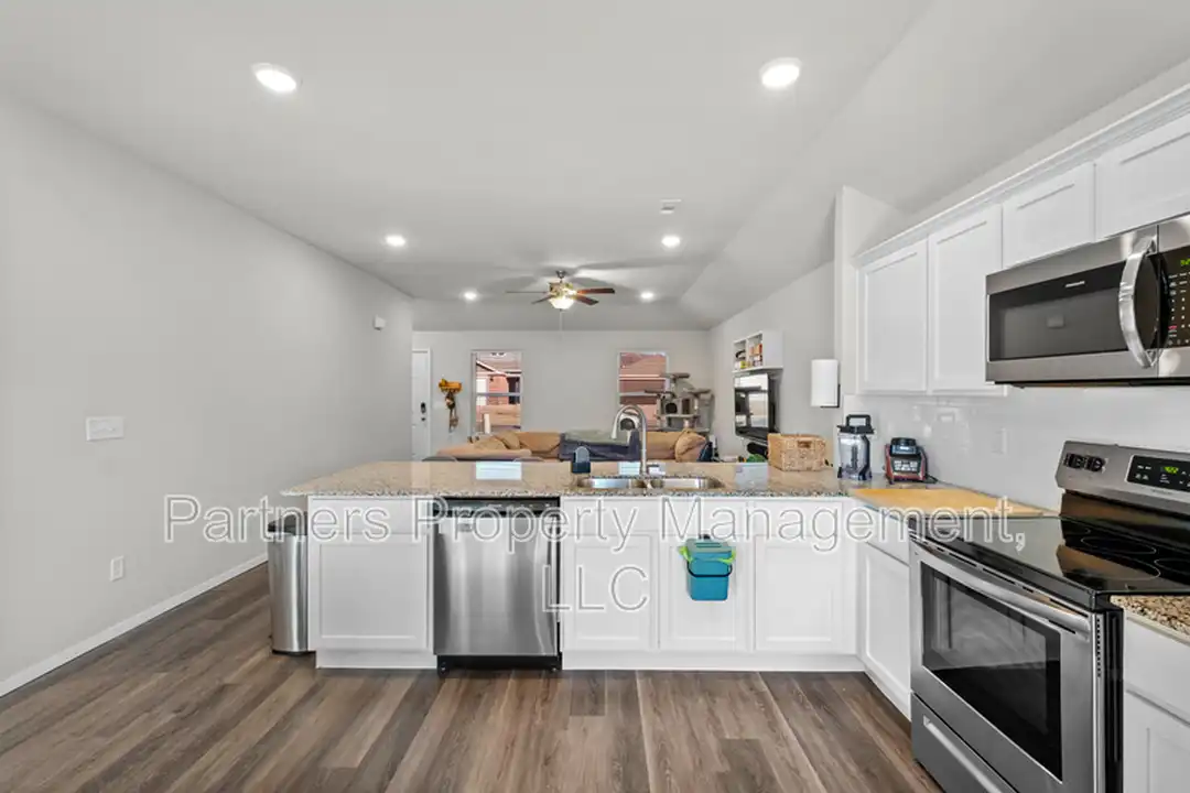 1121 E Sparrow Cir - More