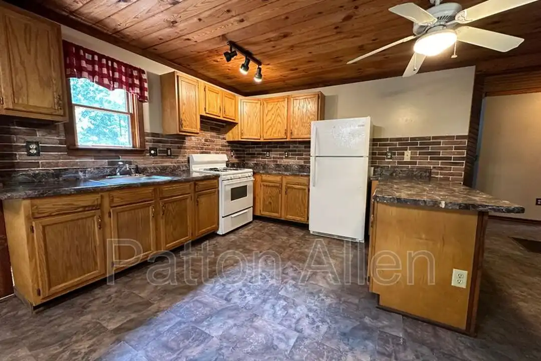 267 Davis Creek Rd - More