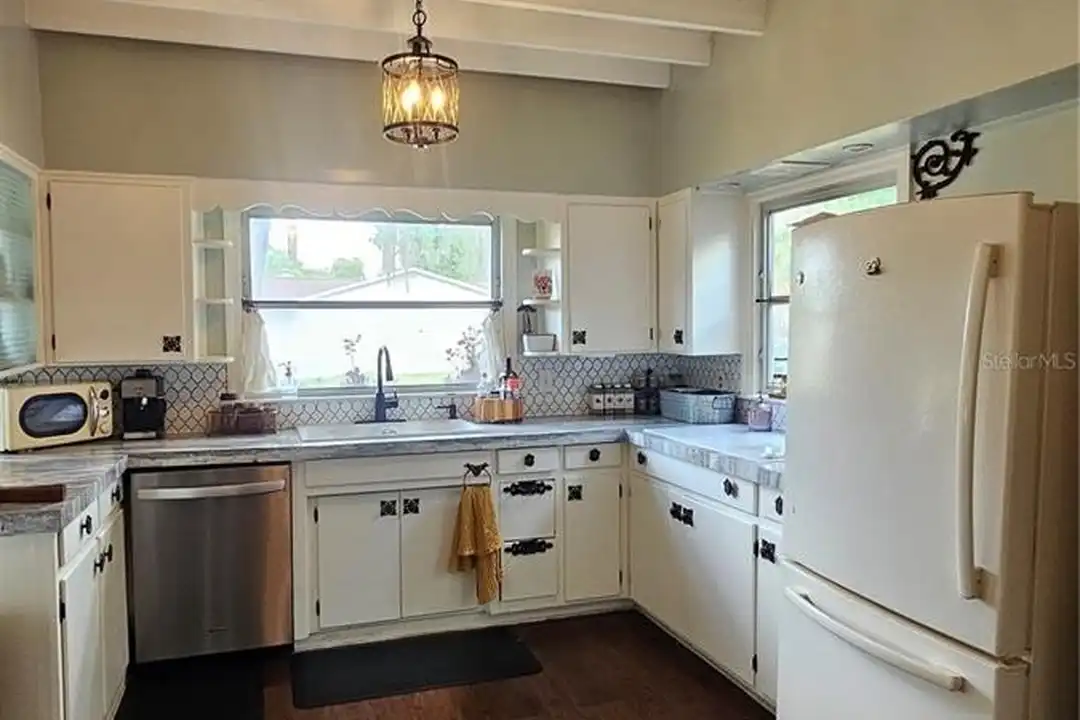 1001 E Gilchrist St - View 4