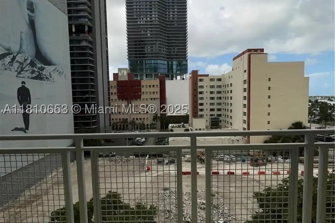 Apartment in Miami, Torch of Friendship - View 5