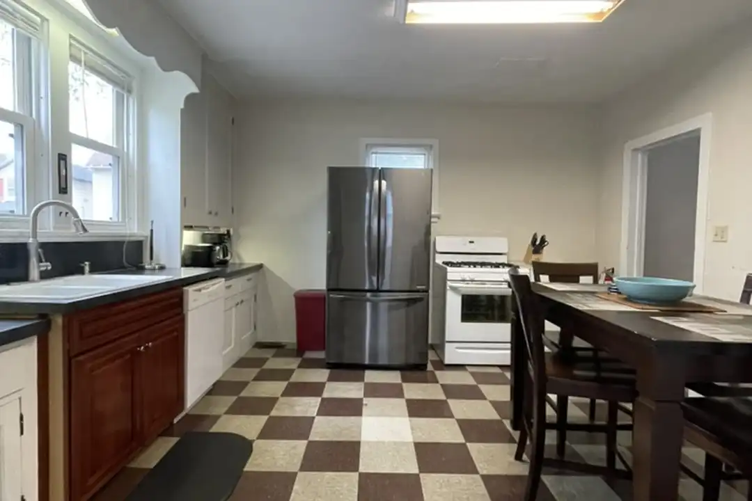 1031 Memorial Ave - View 5