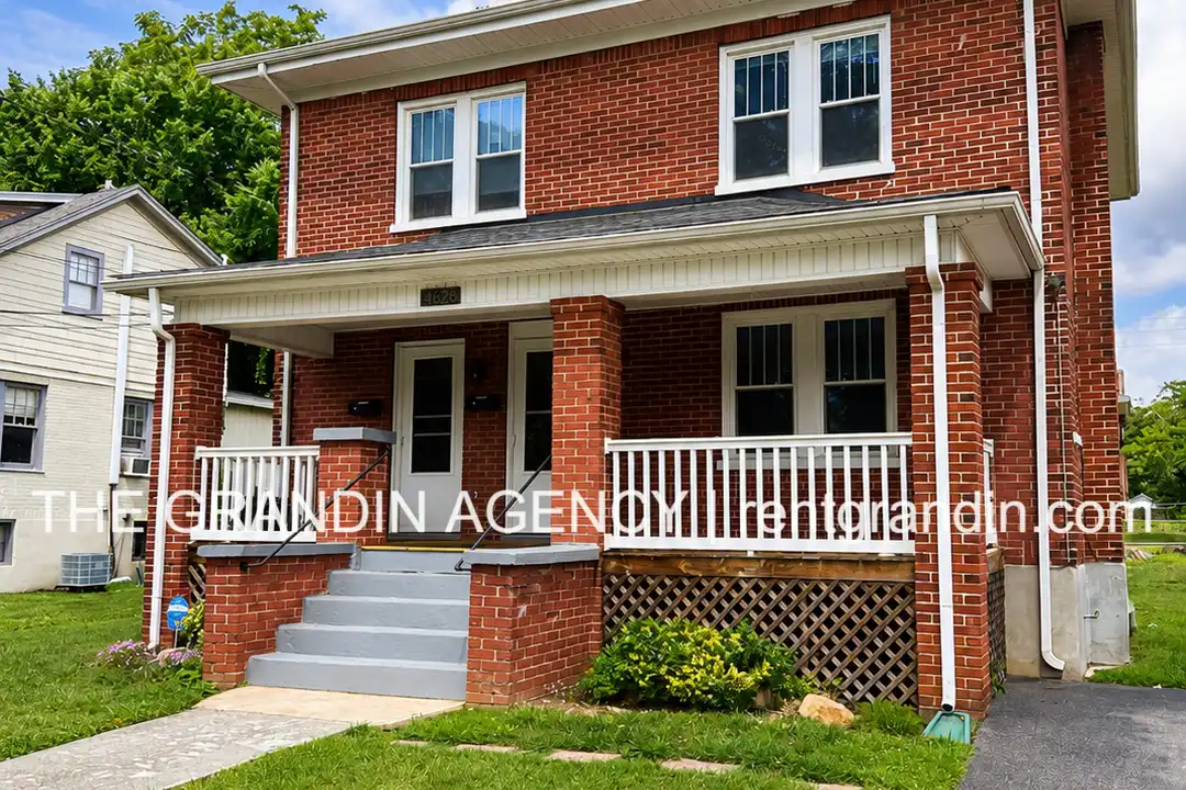2818 Burton Ave NW unit A – photo 1
