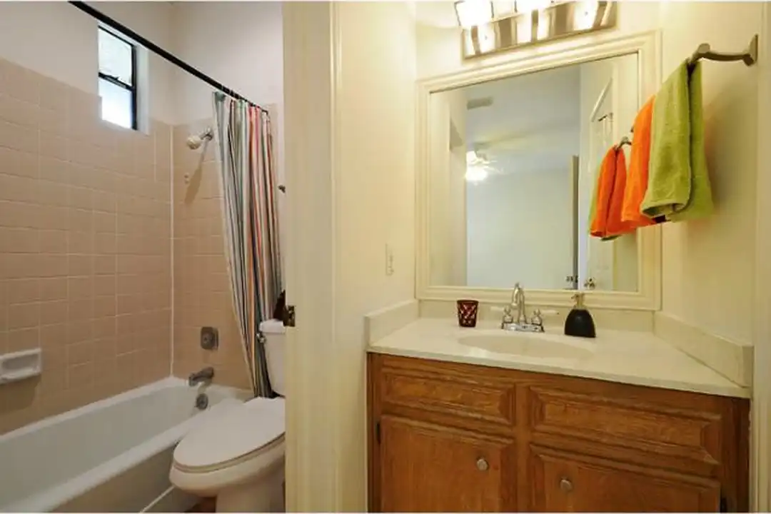 4401 Speedway unit 302 - More