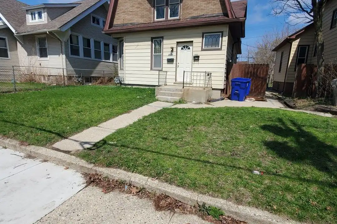 1922 53rd St unit 1924 - Upper – photo 1 of 7