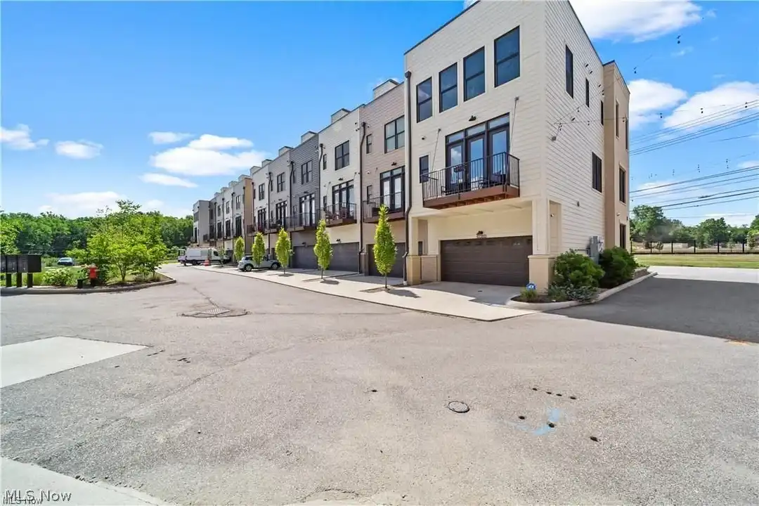 11206 N Park Pl unit 4 – photo 1