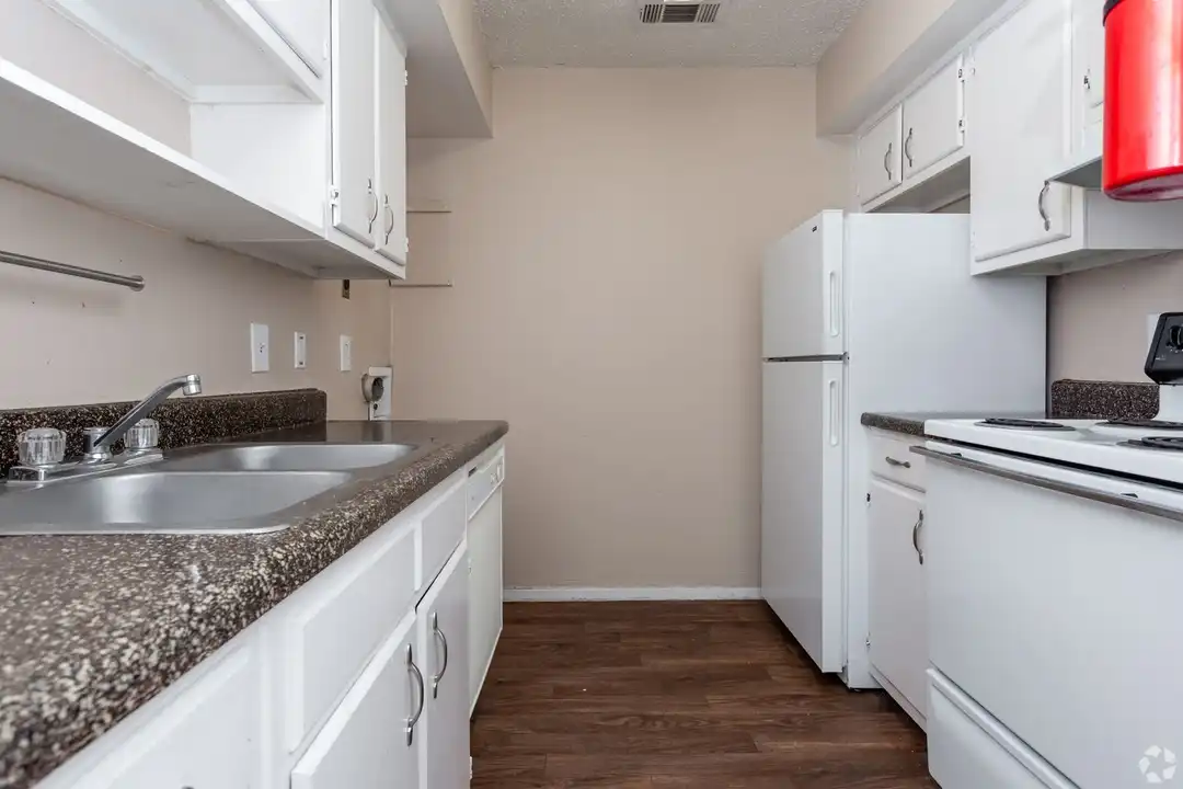 3401 E Marshall Ave - View 4