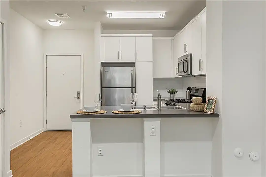 Apartment in Los Angeles, Warner Center, Woodland Hills-Warner Center Neighborhood Council District - View 2