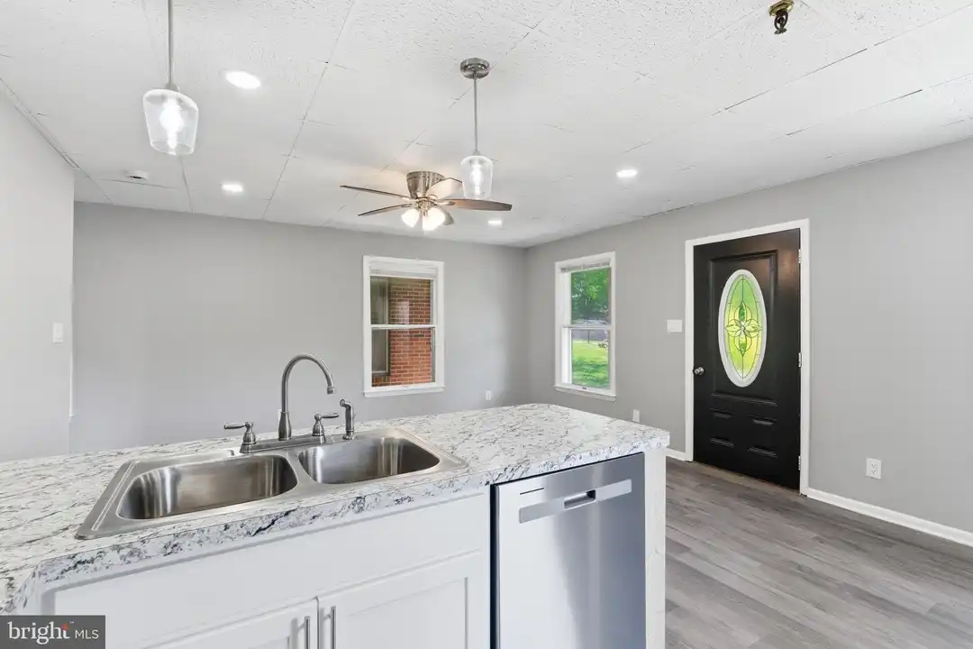 1725 Henry Ave #101 - View 6