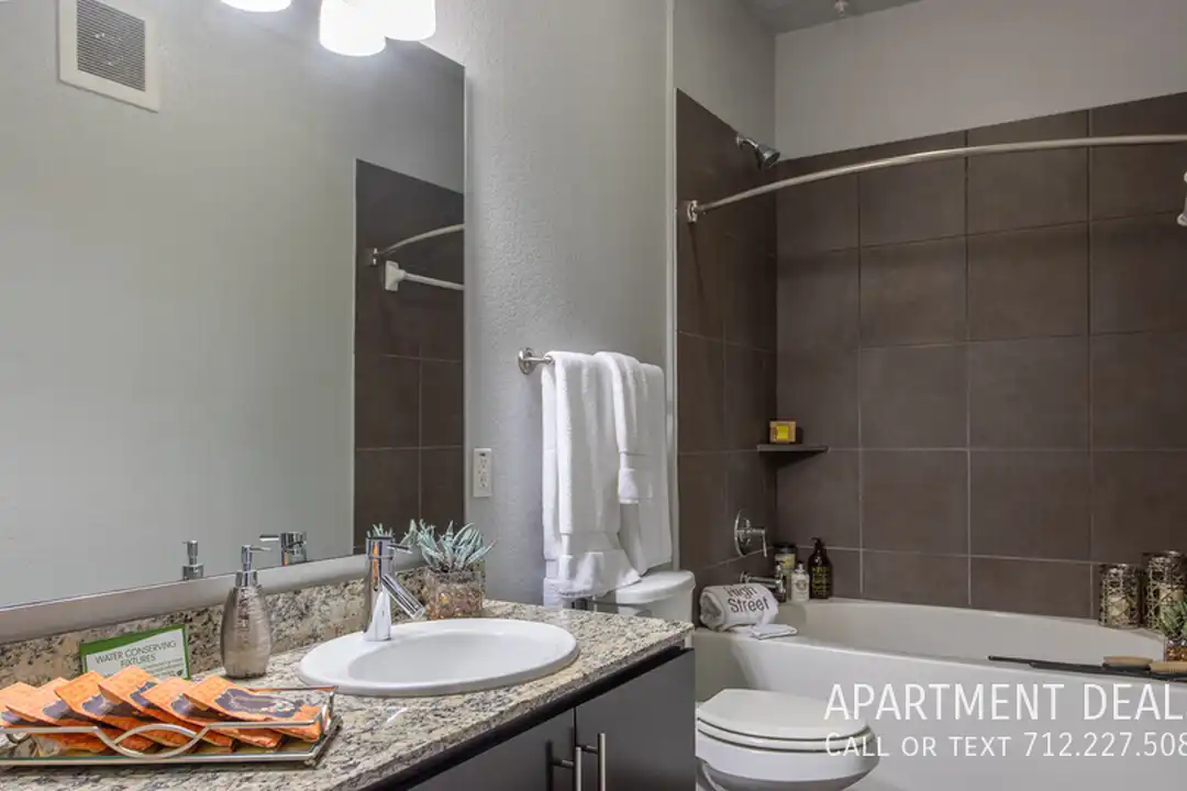 Apartment in Houston, Highland Village, Greenway - View 5