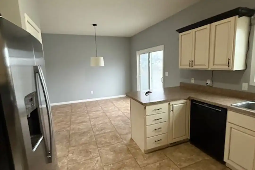404 Dalhlia Dr - View 3