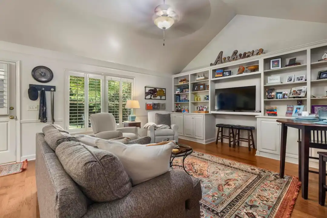 566 Homewood Dr - View 3