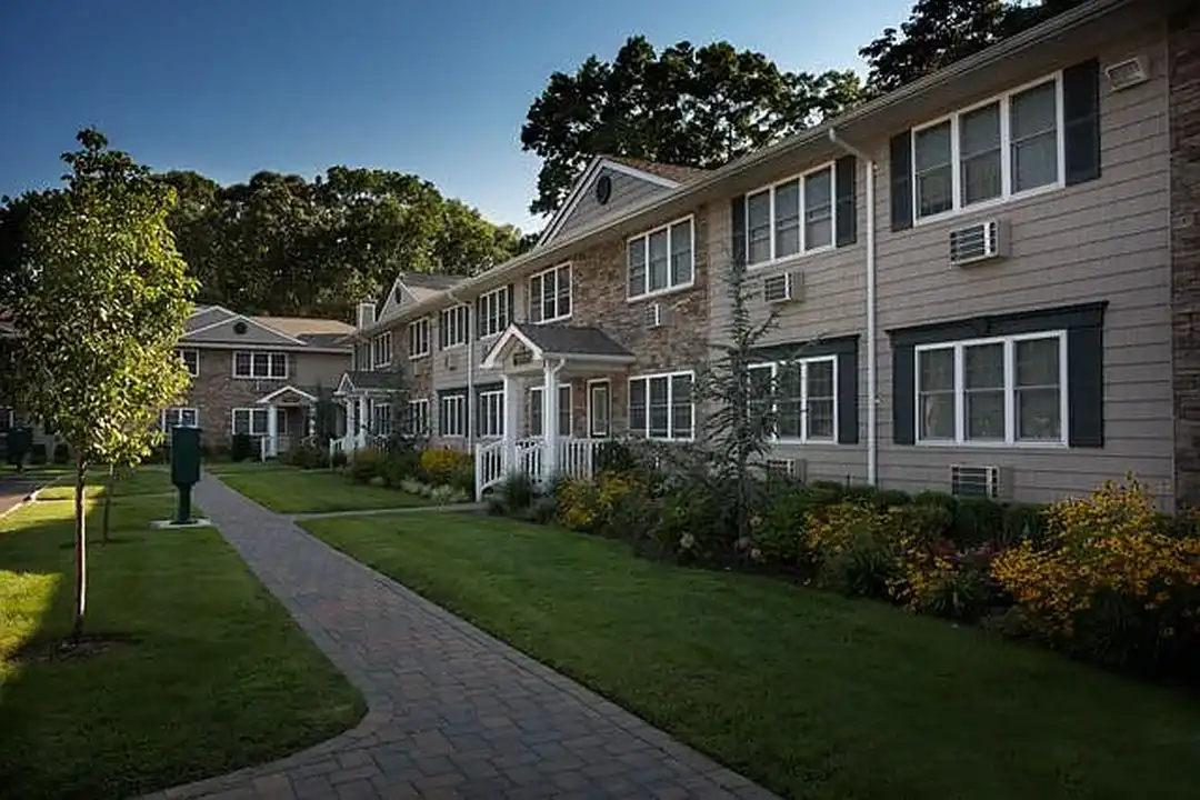 Fairfield Plaza West At West Sayville – photo 1 of 12