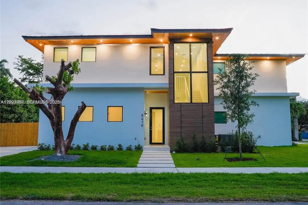 8410 SW 65th Ave - View 2