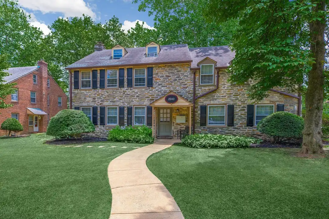 2910 Midvale Ave - View 2