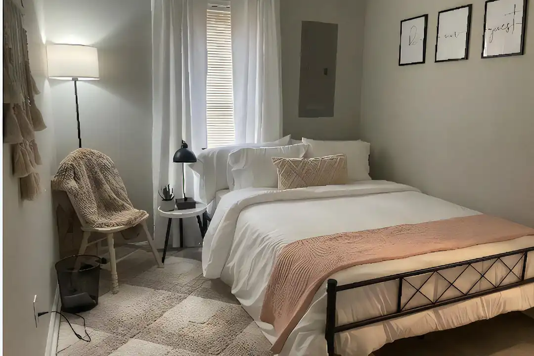 916 Kyle Ave NE - More
