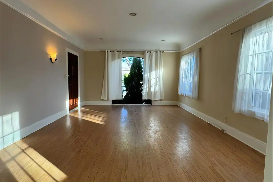 1327 S Longwood Ave unit B - View 6