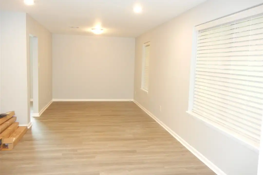 20811 Emerald St - View 5