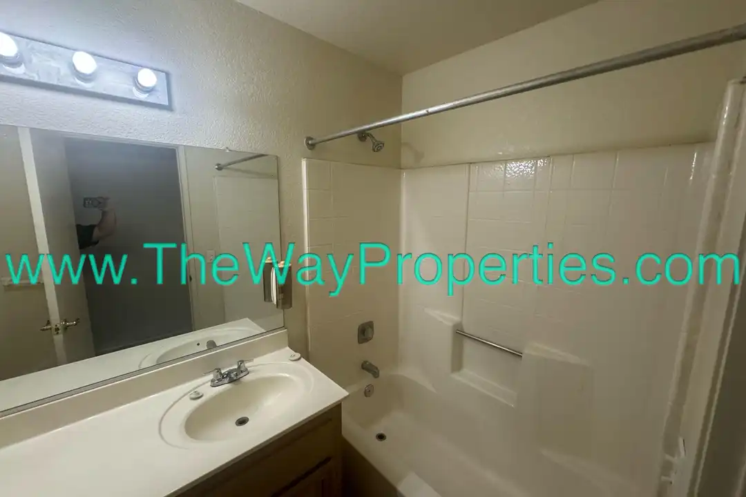 10660 Cottonwood Ave - More