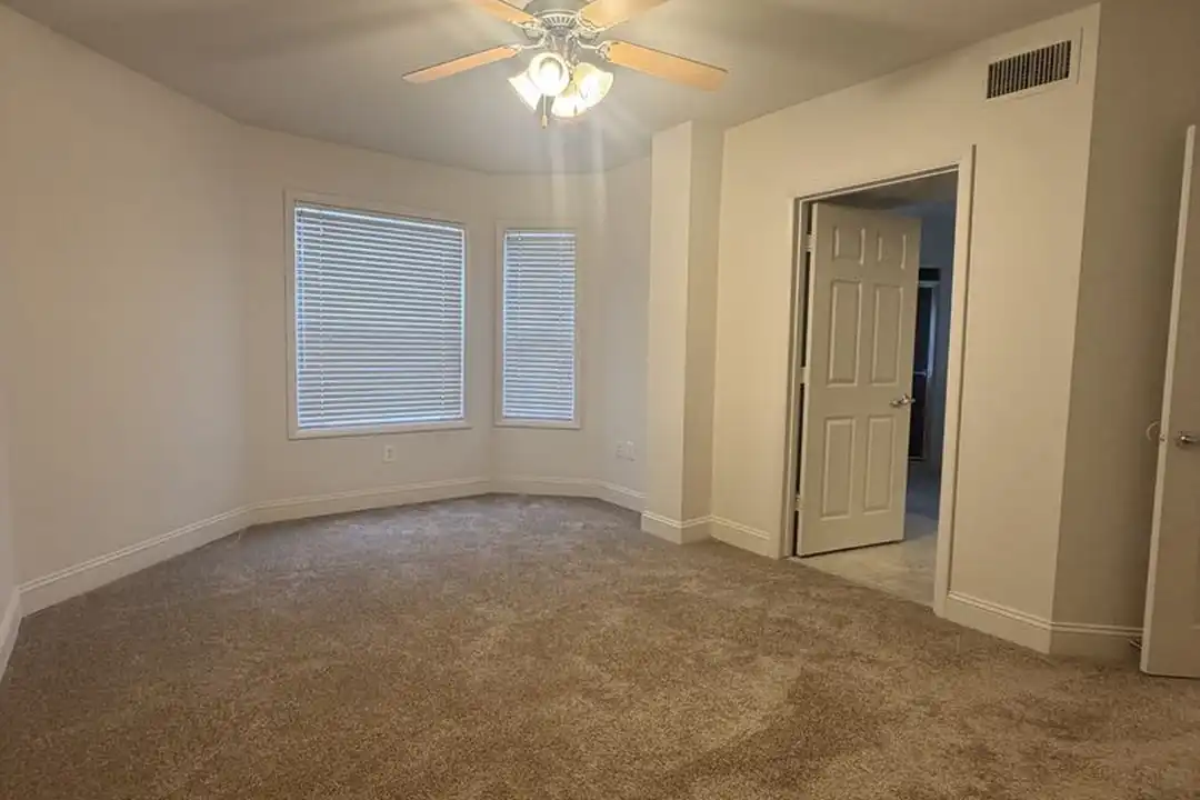 515 W Franklin St unit 4-0201 - More