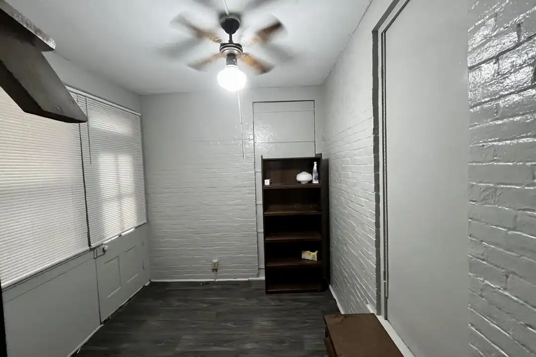 325 N Barron St – photo 1 of 13
