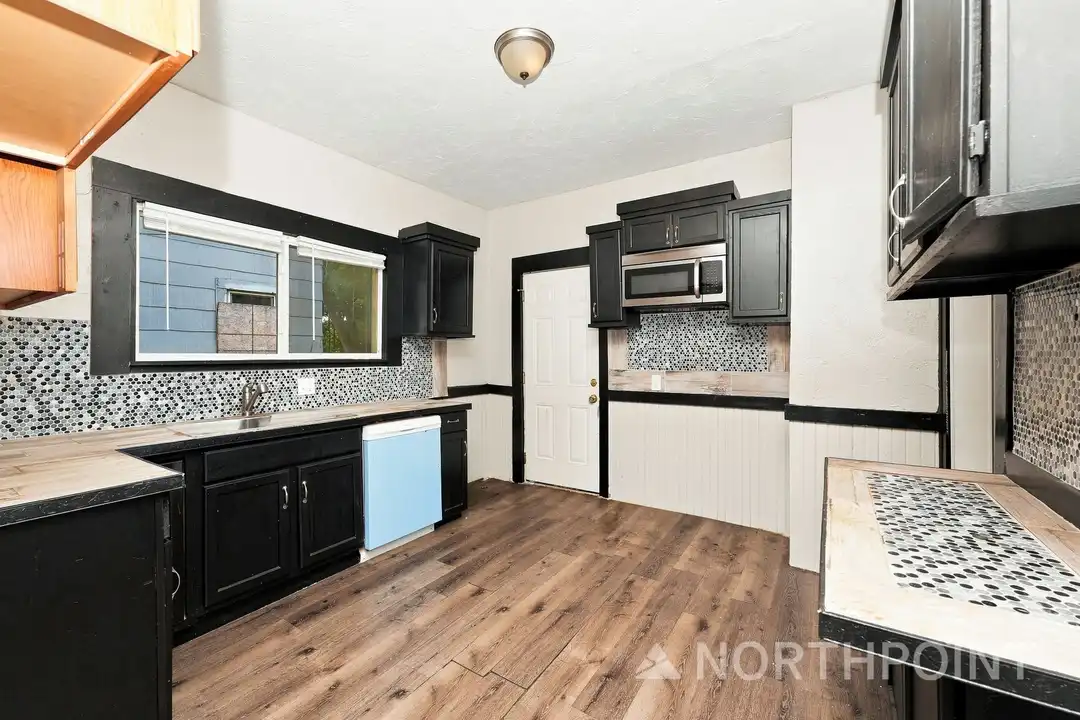 10911 Hathaway Ave – photo 1