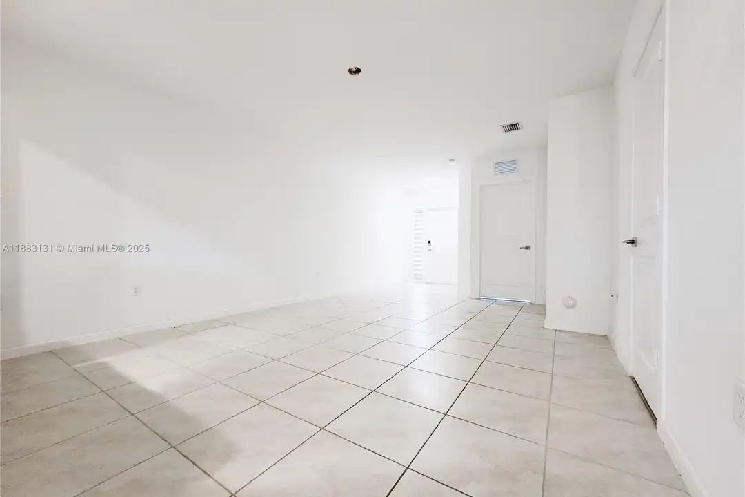 541 NE 4th Ln - View 4