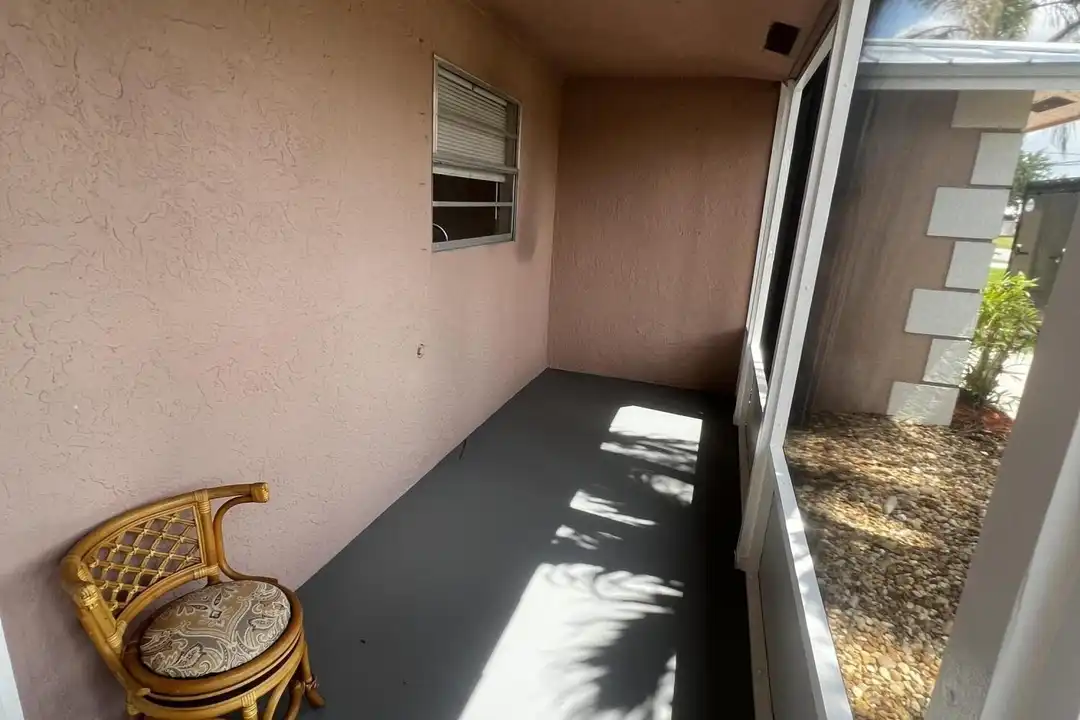 173 SE Fallon Dr - View 4