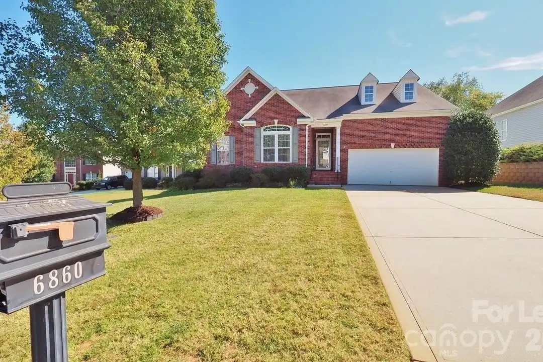 6860 Lakecrest Ct - View 3