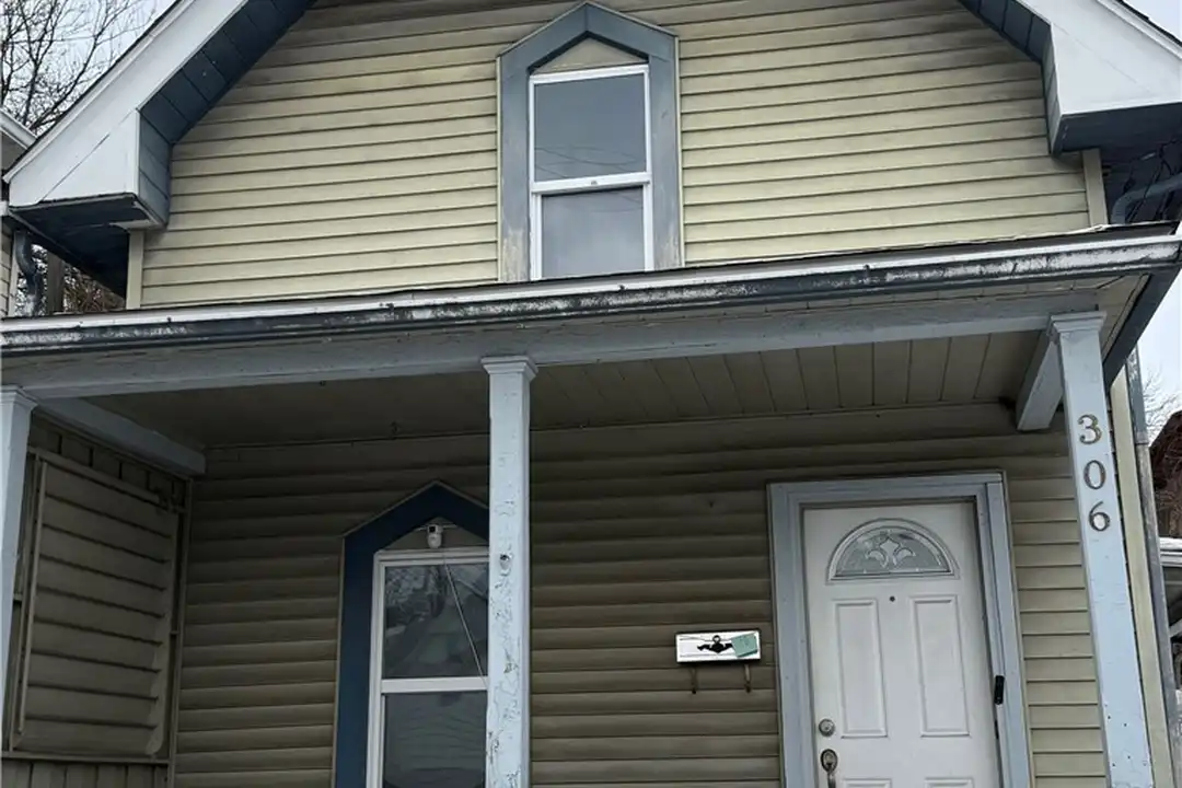 306 Laredo St – photo 1 of 10