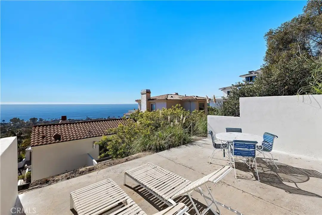 1050 Skyline Dr - More