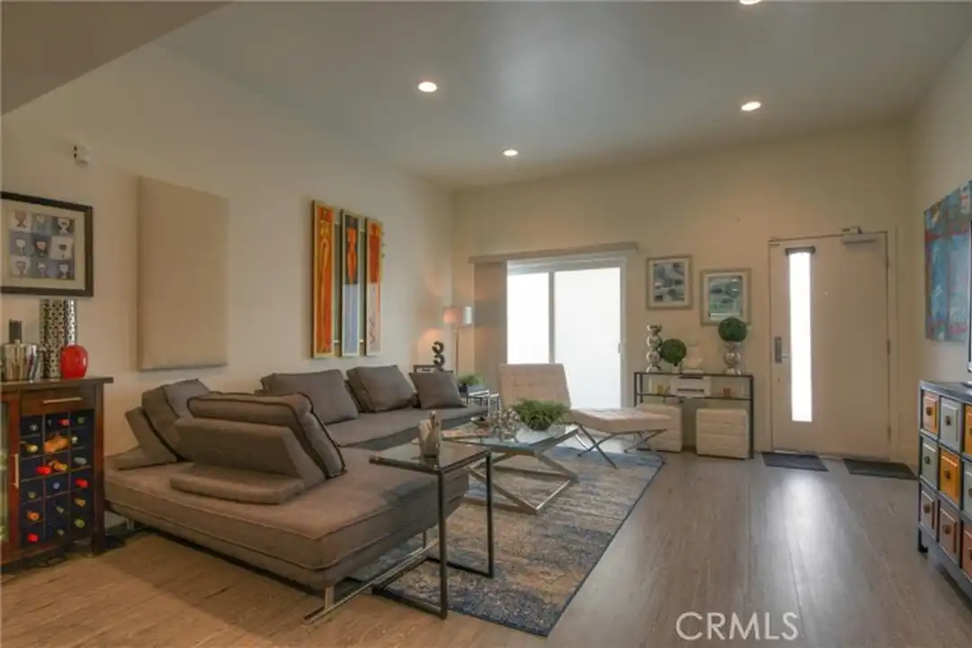 Apartment in Los Angeles - More