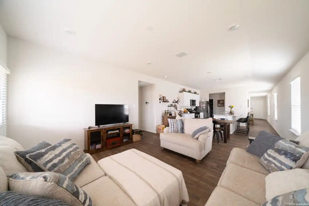 House in Floresville - More