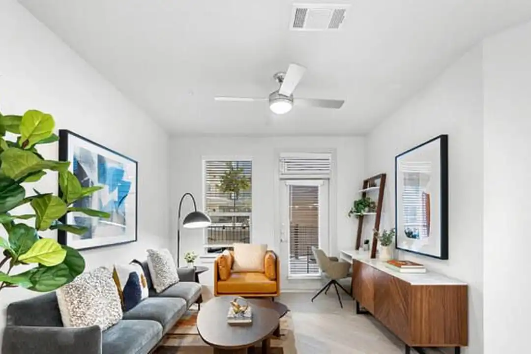 207 W 6th St – photo 1