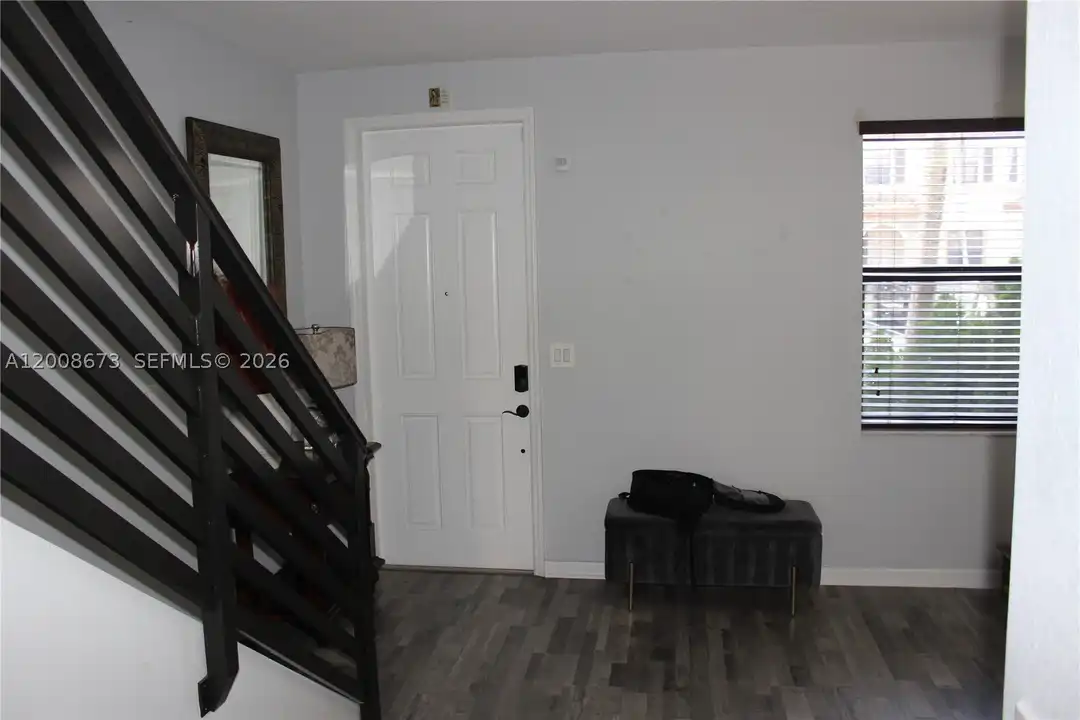 3211 SE 6th St - View 4