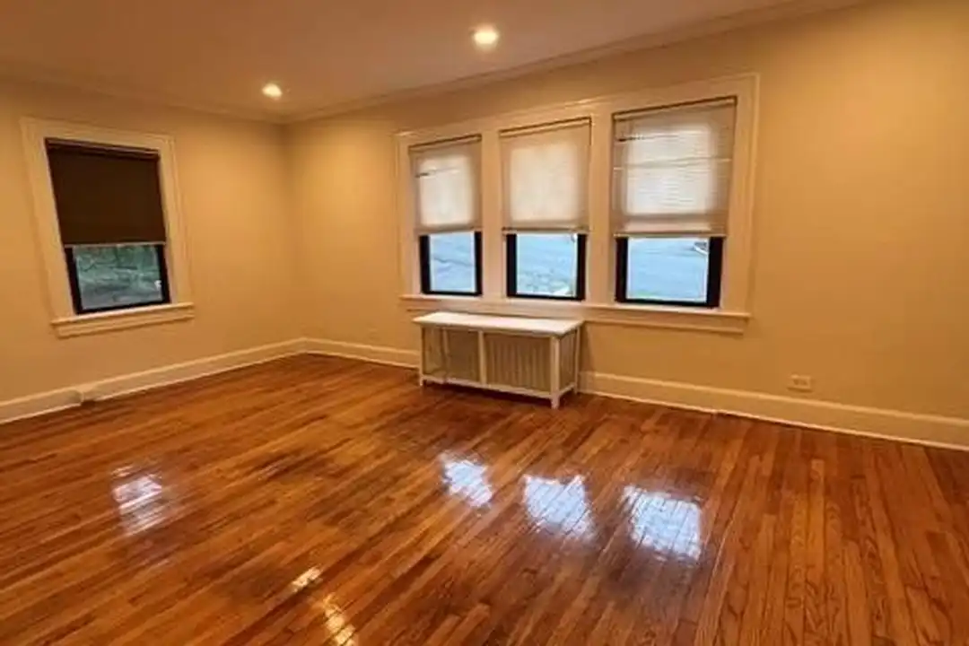 44 Oakwood Rd #1E – photo 1 of 9