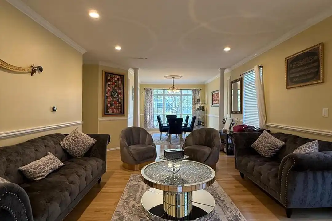 32 Marion Dr - More