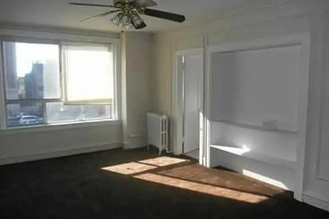 Country Club Apartments – photo 1
