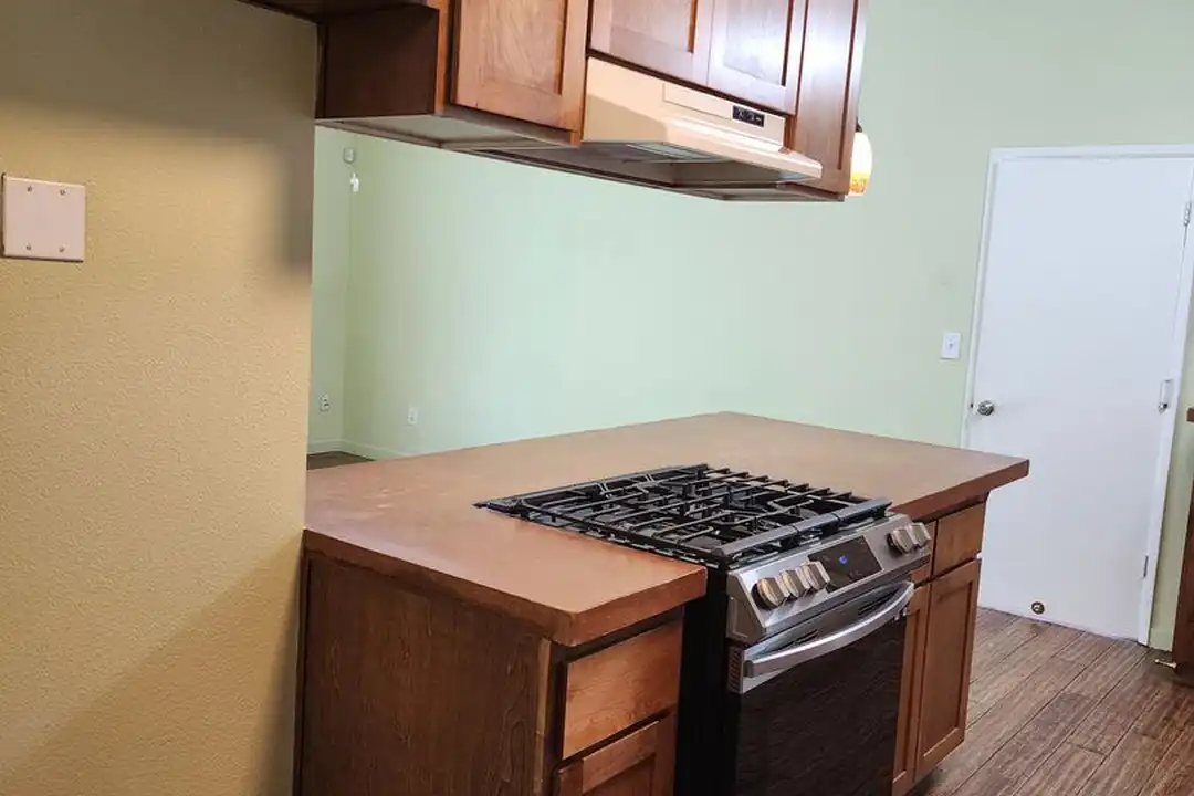 1712 Applegate Dr - More