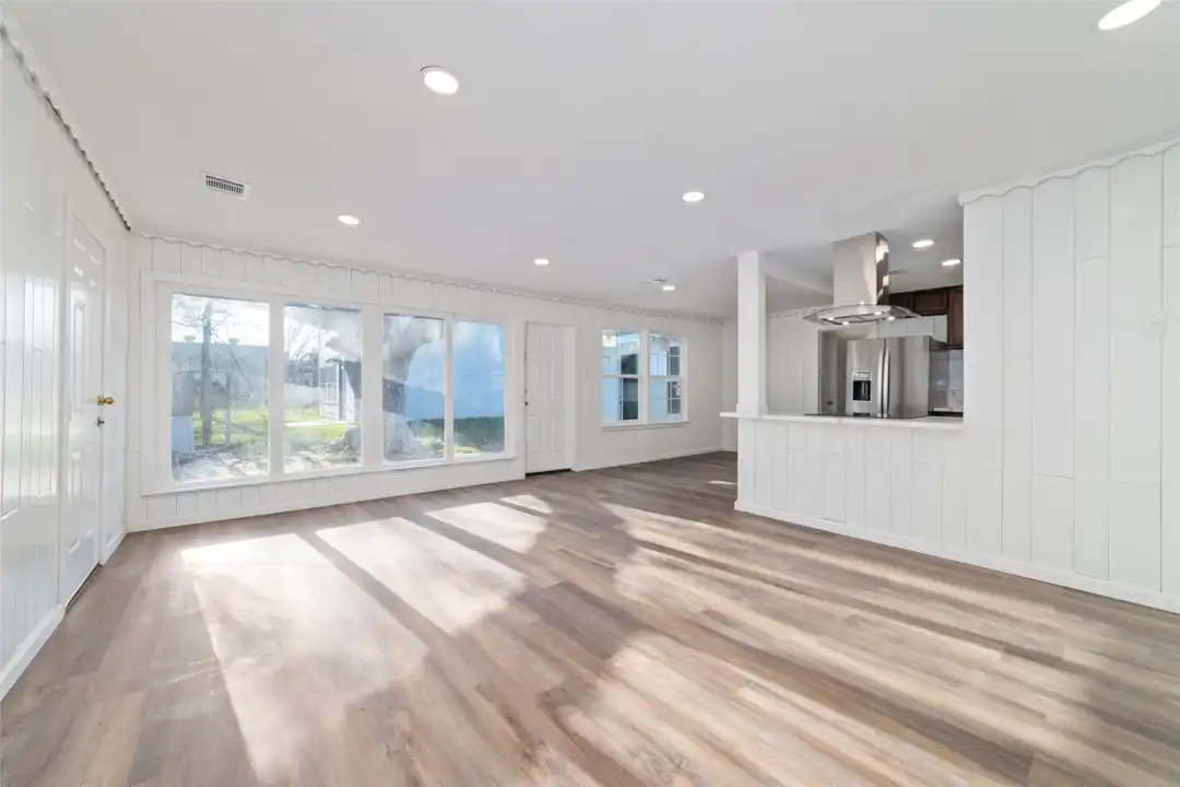 800 E Adoue Ave - View 4