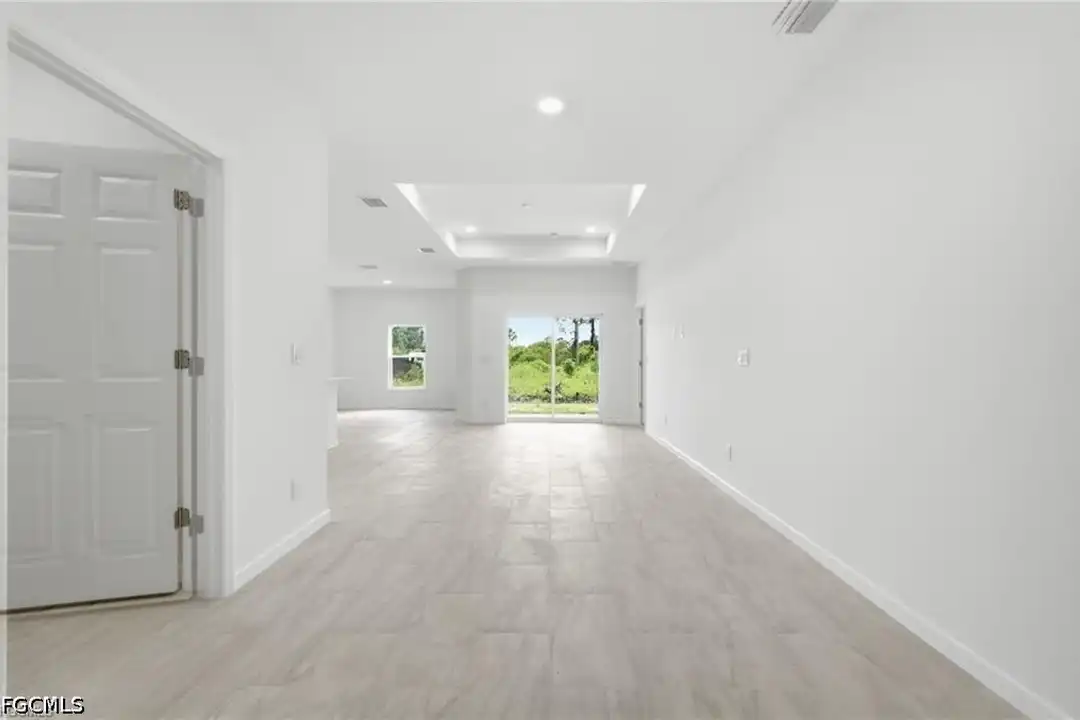 1018 Kent St E - View 4