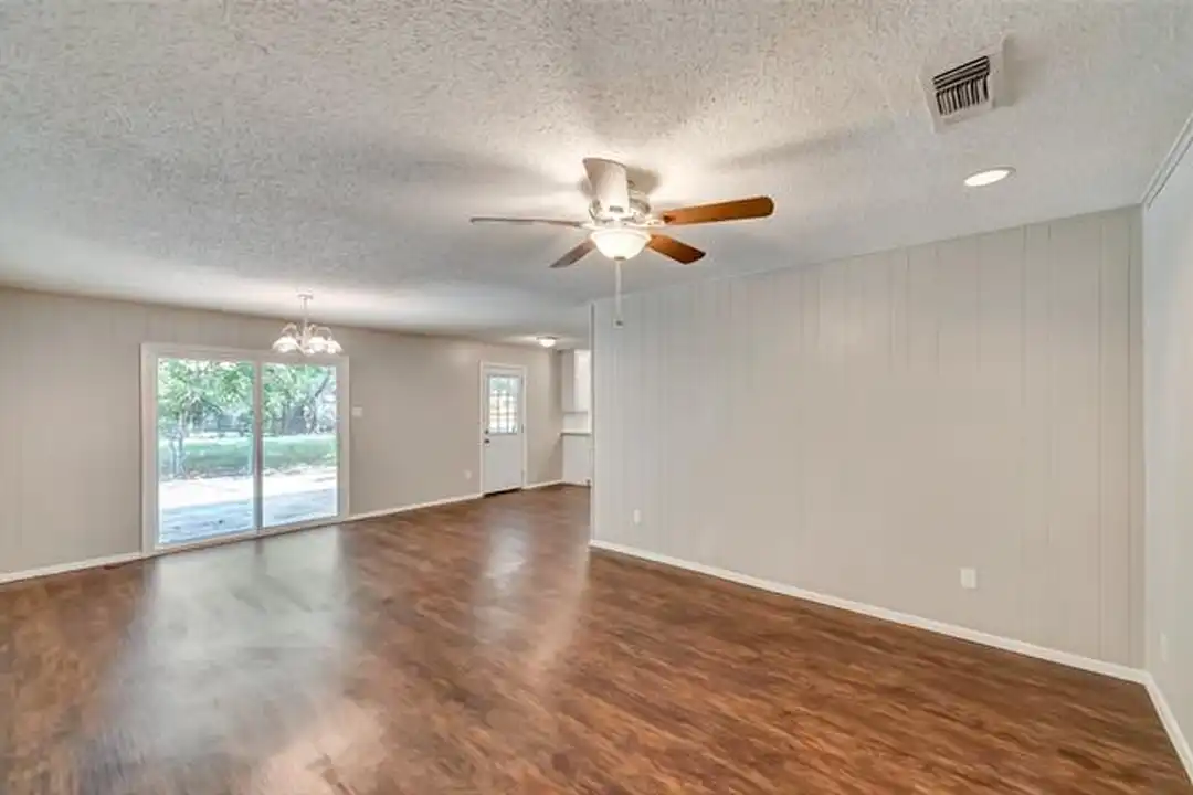 2833 Kingsbury Ave - View 6