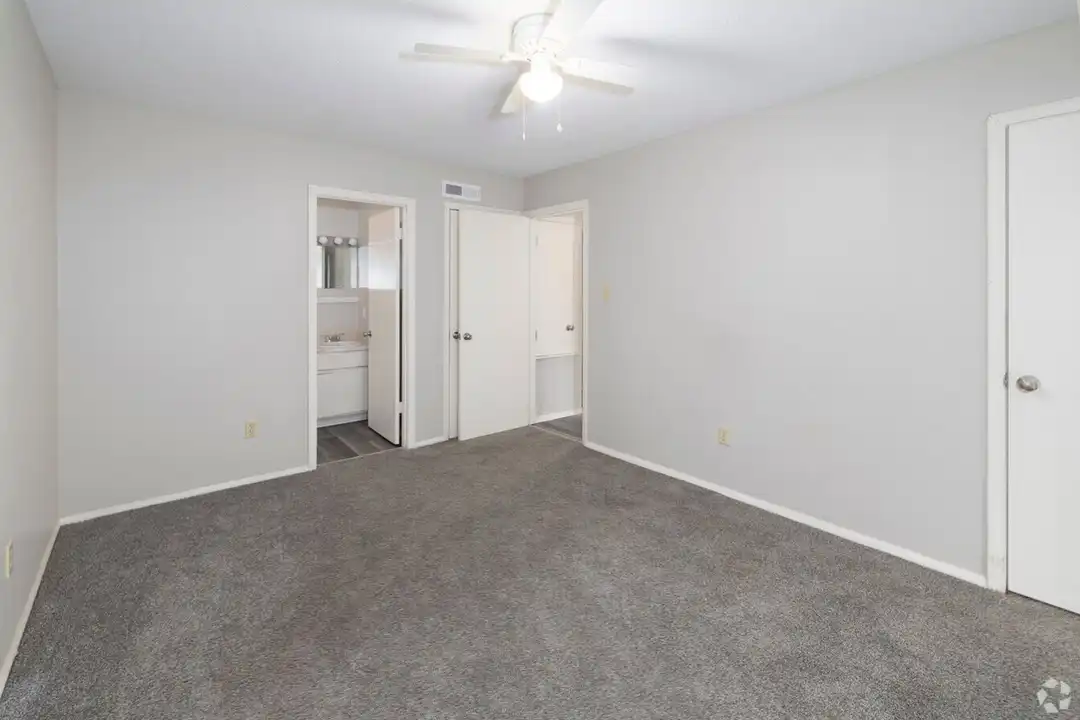 Camelot Apartments and Townhomes – photo 1