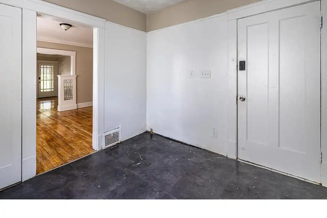 12401 Parkhill Ave – pohled 6