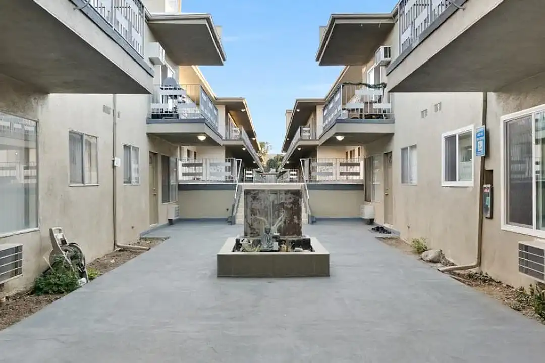 Tarzana Courtyard - View 4