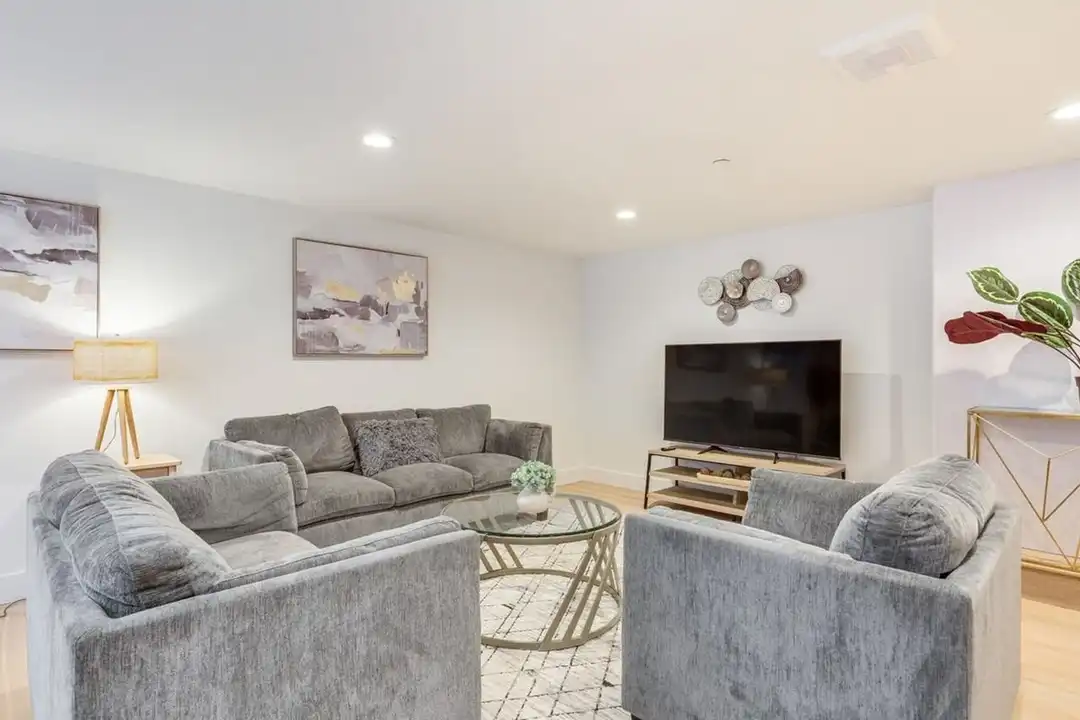 House in Bellevue - More