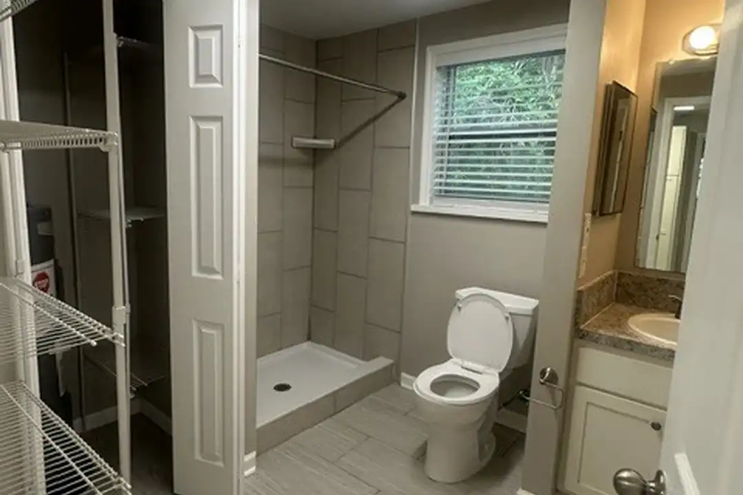 8032 Lexington Dr – další