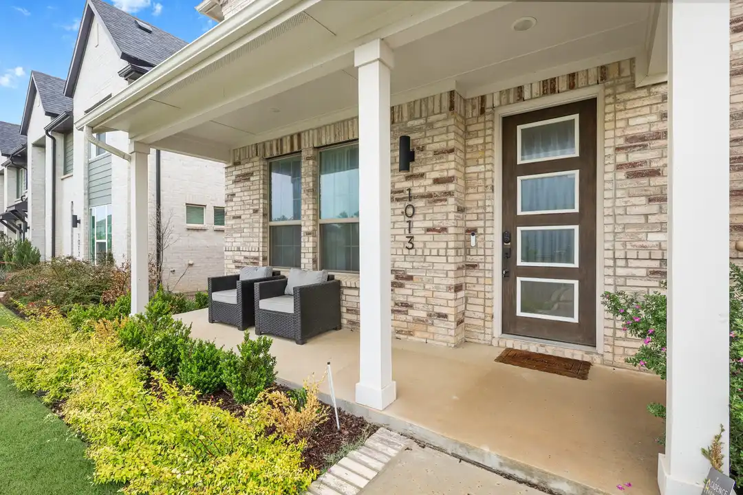 1013 Carnation Dr - View 5