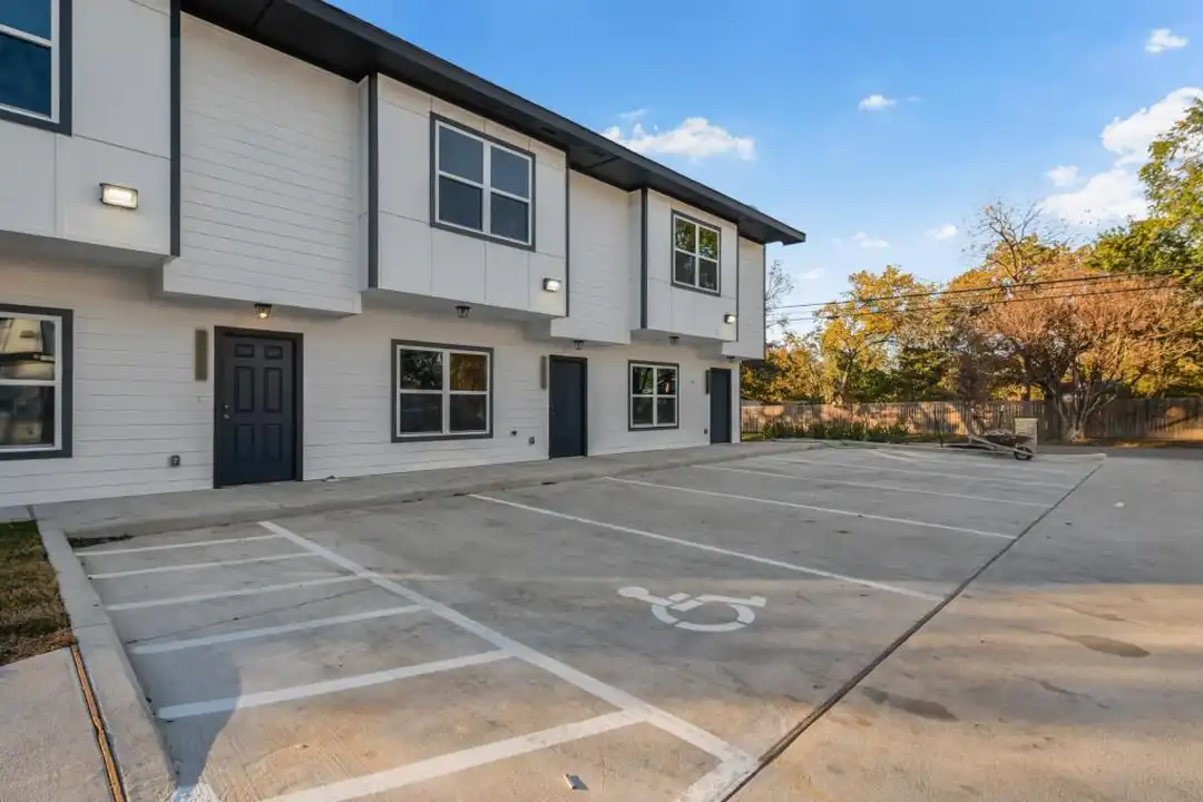 601 W 24th St – photo 1