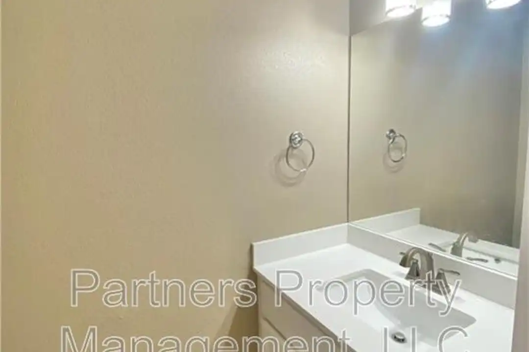 1530 N Addington Ave - More