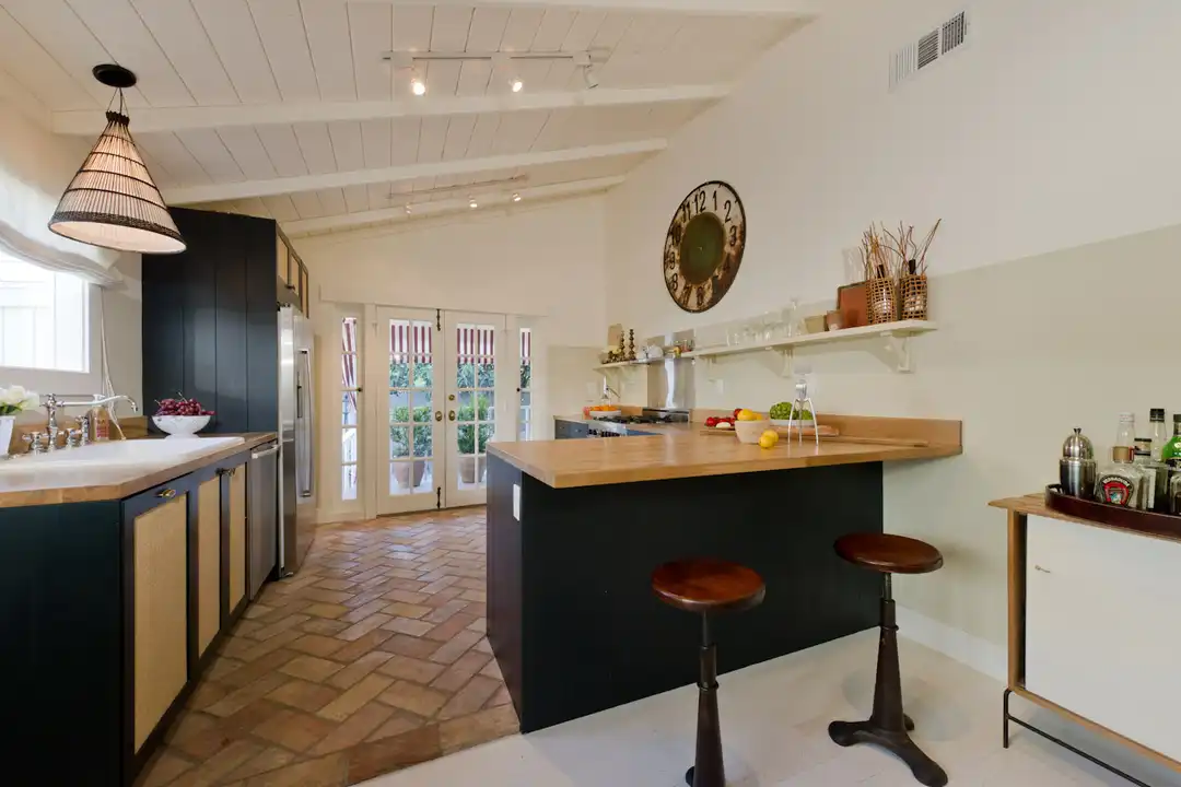 9052 Harland Ave - More